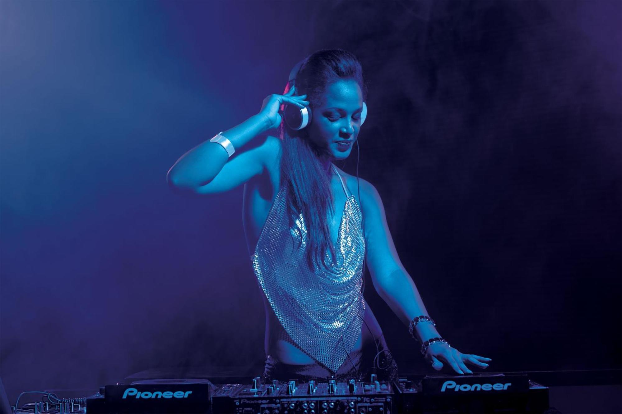 ブレスレス プンタ カーナ リゾート ＆ スパ 大人専用 プンタ・カナ エクステリア 写真 DJ performing at a nightclub
