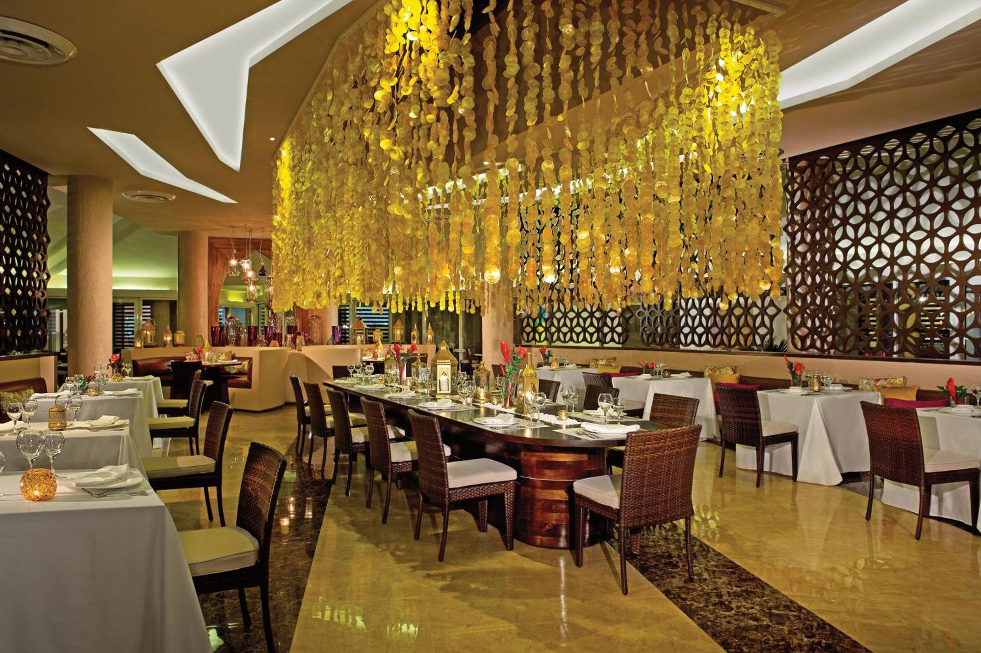 ブレスレス プンタ カーナ リゾート ＆ スパ 大人専用 プンタ・カナ エクステリア 写真 The restaurant at the Taj Mahal Palace